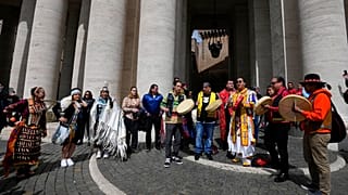Vertreter der kanadischen Ureinwohner vor dem Petersdom in Rom, Italien, 01.04.2022