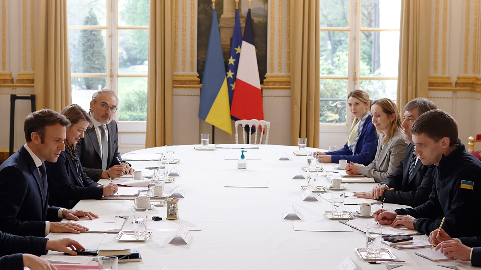 French President Emmanuel Macron, left, speaks with mayor of the Ukrainian city of Melitopol, Ivan Fedorov, right, during a meeting at the Elysee Palace, in Paris, 1/4/2022.