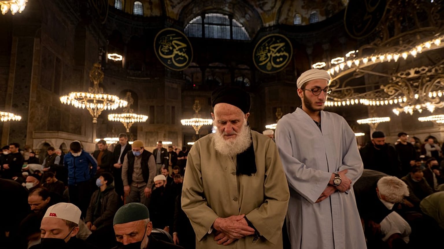 Betende in der Hagia Sophia in Istanbul.