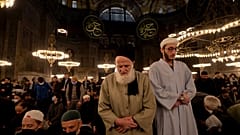 Betende in der Hagia Sophia in Istanbul.