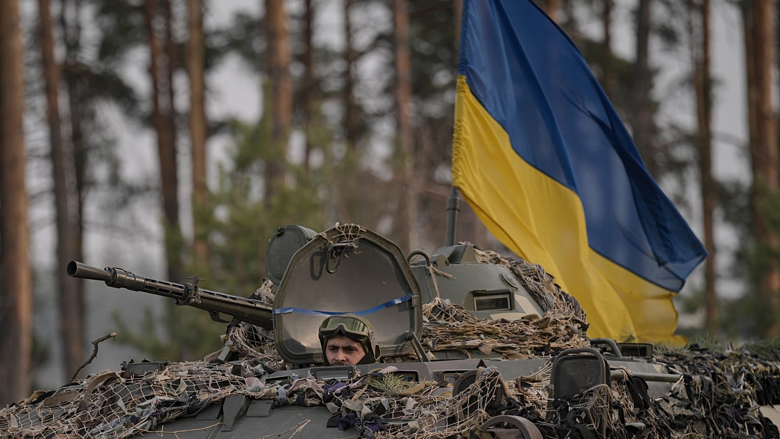 Ukrán katona egy páncélozott szállító harcjárműben Kijevben