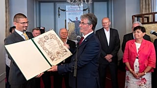 Borbély Tamás borász átveszi Zilai Zoltántól, a Magyar Bor Akadémia elnökétől az Év Bortermelője díjat a Gundel Palotában 2021. július 11-én