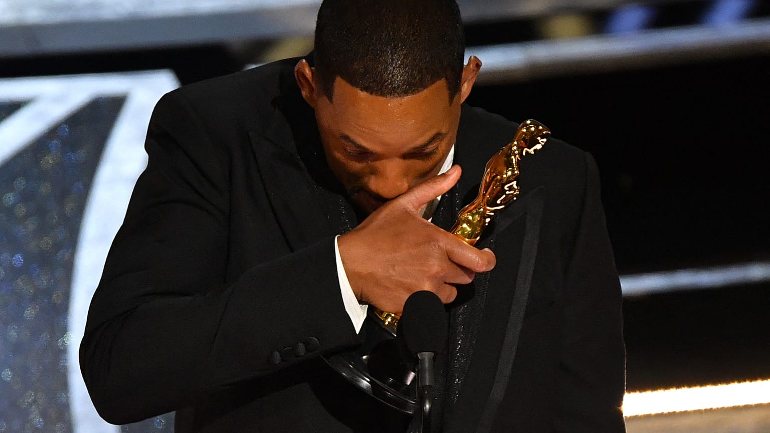 Der Schauspieler Will Smith bei der Oskarverleihung: Unter Tränen entschuldigt er sich für seine Ohrfeige.