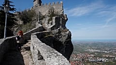 San Marino Cumhuriyeti İtalya sınırları içinde dağlık bir bölgede yer alıyor