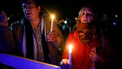 Argentinos cantas el himno naciona con motivo del cuarenta aniversario de la guerra de la Malvinas