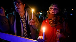 Argentinos cantas el himno naciona con motivo del cuarenta aniversario de la guerra de la Malvinas