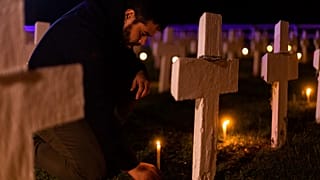 Menschen zünden Kerzen zum Gedenken an die Opfer des Falklandkrieges an
