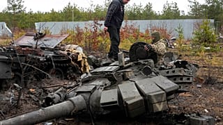 Un soldat ukrainien examine un char russe détruit dans le village de Dmytrivka près de Kyiv, Ukraine, samedi 2 avril 2022.
