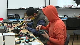 هواة يزودون الجيش الأوكراني بطائرات مسيرة.