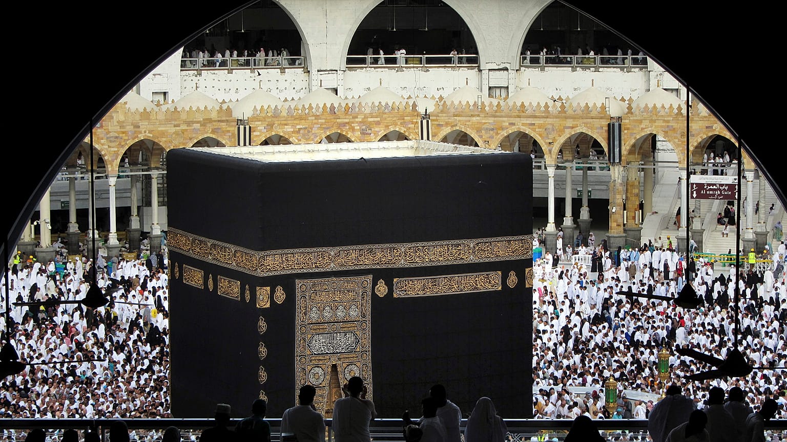 صلاة التراويح في المسجد الحرام بمكة المكرمة.