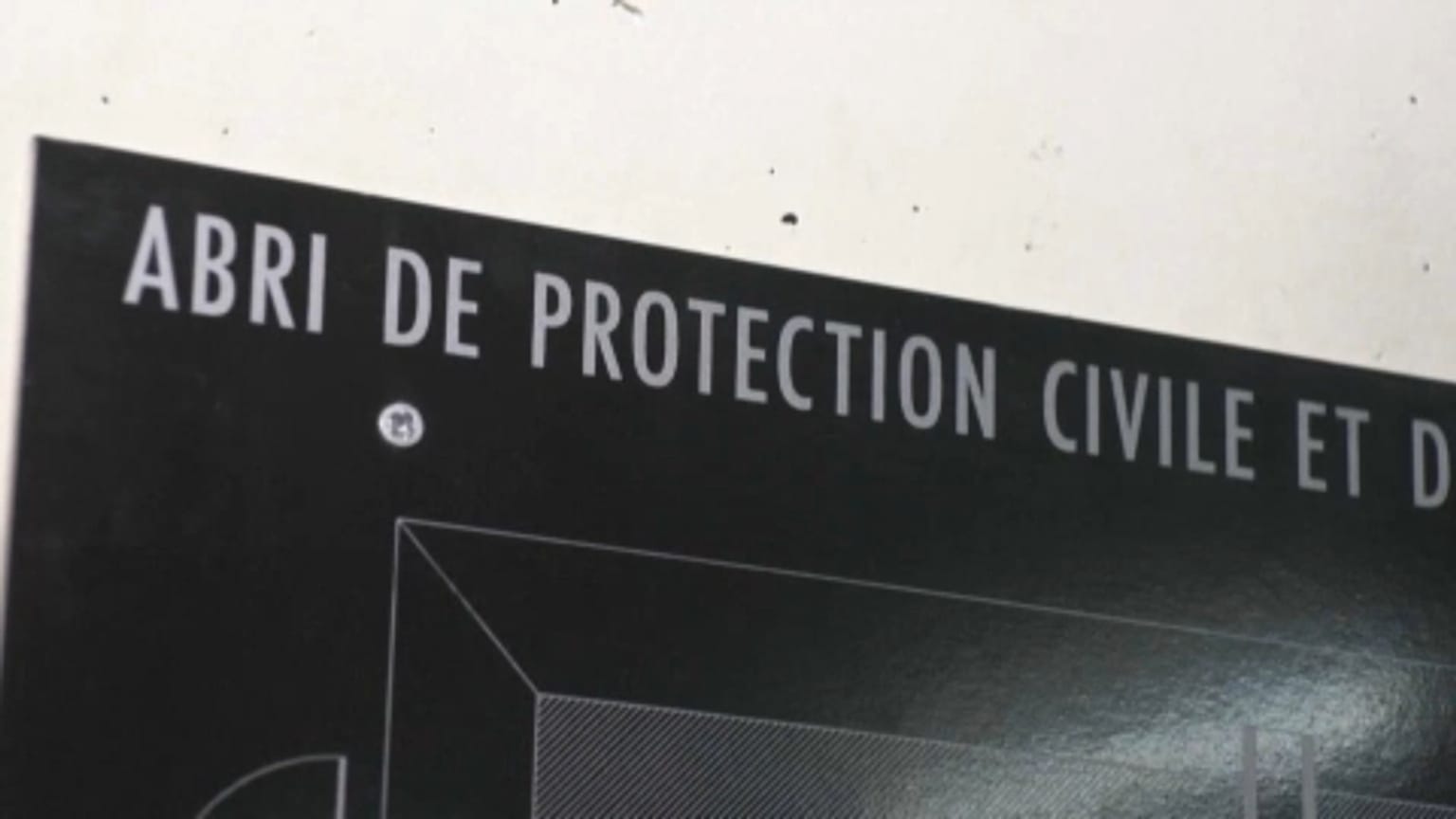 Schild am Eingang zu einem Schutzbunker
