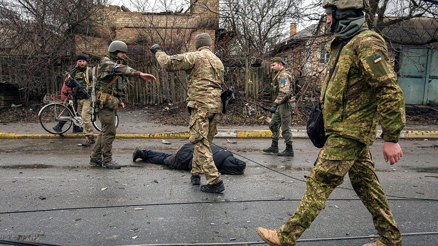 Ukrainische Soldaten in Butscha in der Ukraine