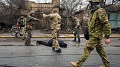Ukrainische Soldaten in Butscha in der Ukraine