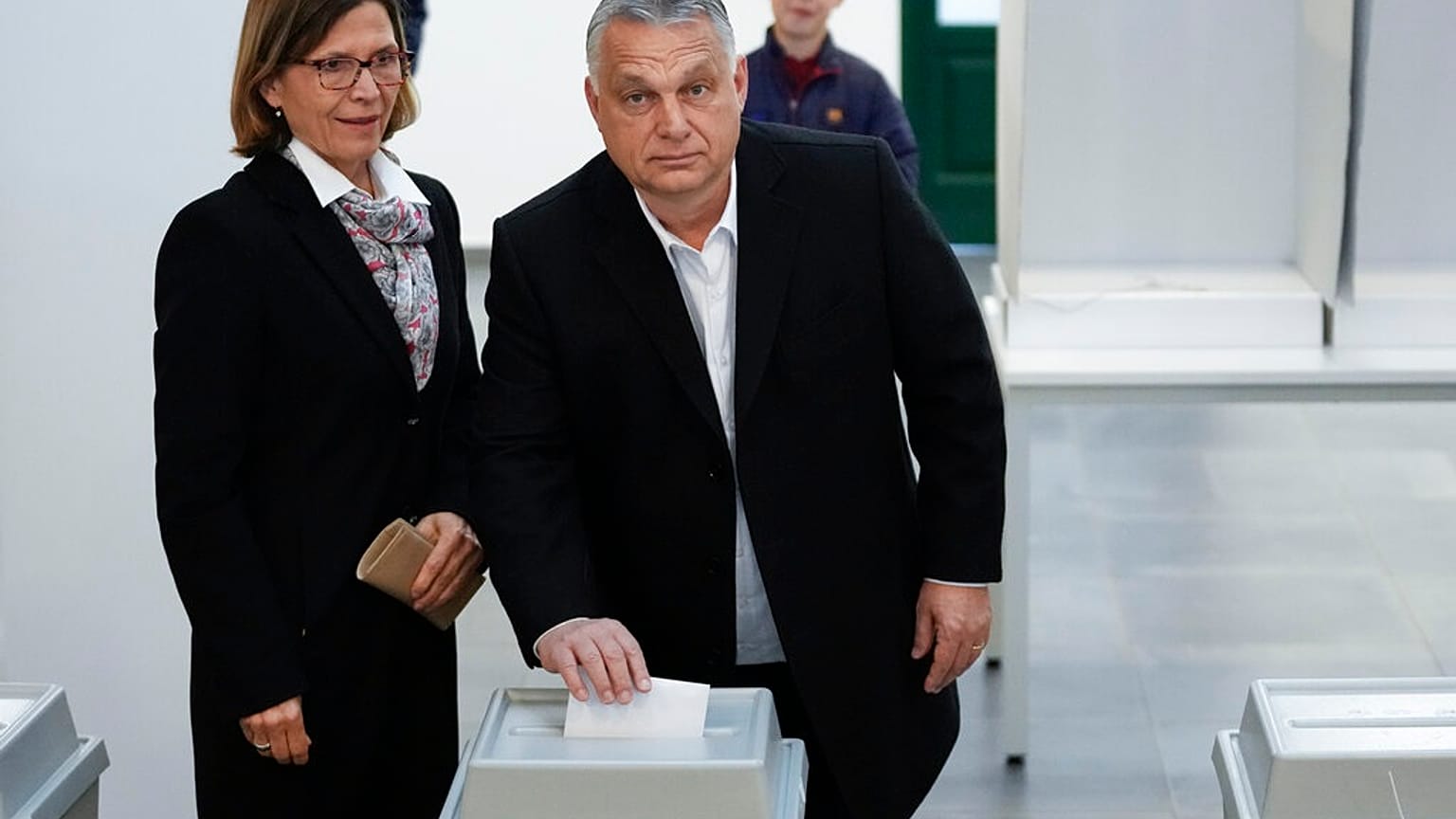 Премьер-министр Венгрии Виктор Орбан голосует на избирательном участке