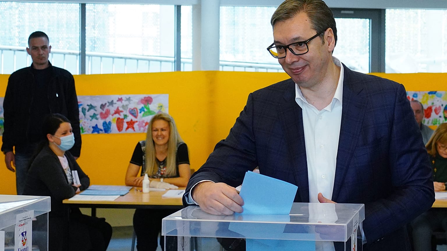 Der Präsident bei der Stimmabgabe in Belgrad am Morgen.