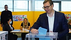 Der Präsident bei der Stimmabgabe in Belgrad am Morgen.