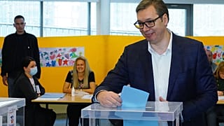 Der Präsident bei der Stimmabgabe in Belgrad am Morgen.