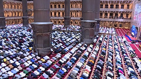 صلاة التراويح في إندونيسيا. 
