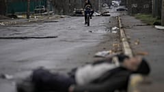 Tote in den Straßen von Butscha bei Kiew in der Ukraine