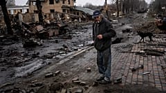 Житель города Буча, Украина на фоне последствий военных действий. 3 апреля 2022 года