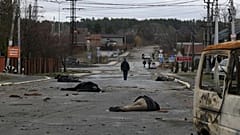Tote in den Straßen von Butscha in der Ukraine