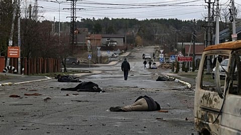 Буча: на улице - тела в гражданской одежде, у некоторых связаны руки за спиной