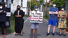 Manifestantes desafían el toque de queda en Sri Lanka