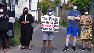 Manifestantes desafían el toque de queda en Sri Lanka