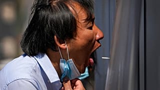 En plein rebond épidémique en Chine, un habitant de Shanghai se fait tester pour le Covid-19, 3 Avril 2022