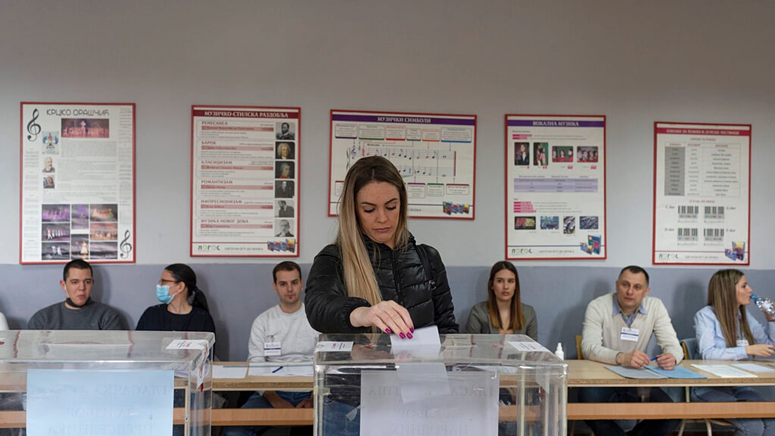 Egy belgrádi szavazó voksol