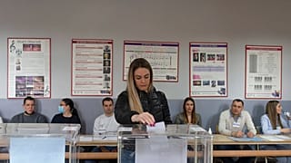Egy belgrádi szavazó voksol