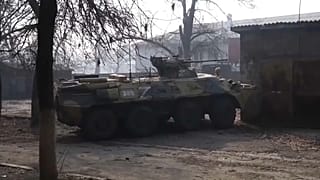Un char russe dans les rues dévastées de Marioupol