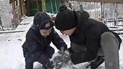 Duas crianças brincam na neve em Moscovo, Rússia
