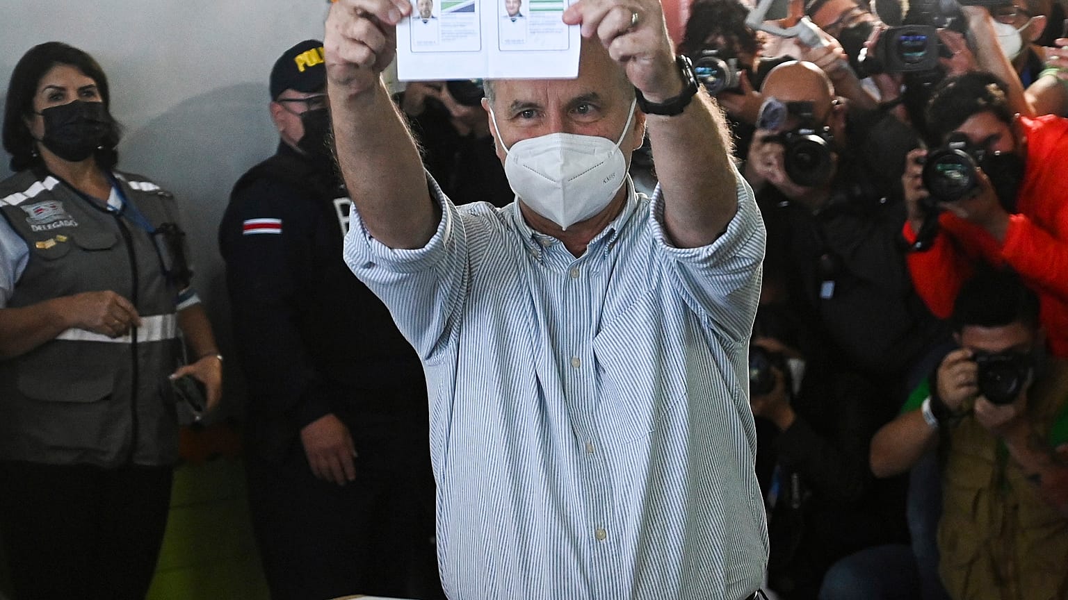  El candidato presidencial del Partido Liberación Nacional, José María Figueres, sostiene su boleta electoral, San José, Costa Rica, 3/4/2022