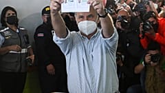 El candidato presidencial del Partido Liberación Nacional, José María Figueres, sostiene su boleta electoral, San José, Costa Rica, 3/4/2022
