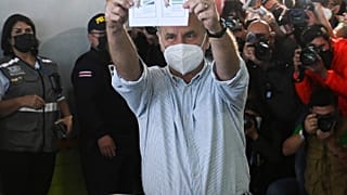  El candidato presidencial del Partido Liberación Nacional, José María Figueres, sostiene su boleta electoral, San José, Costa Rica, 3/4/2022