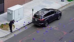 Un enquêteur photographie la scène de la fusillade à Sacramento, en Californie, dimanche 3 avril 2022. 