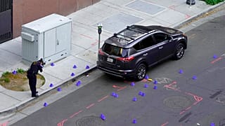 Un enquêteur photographie la scène de la fusillade à Sacramento, en Californie, dimanche 3 avril 2022.