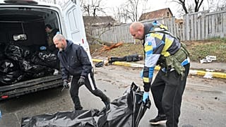 Buça'da cesetleri ambulansa yerleştiren iki kişi