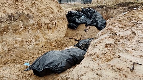 Massengrab in Butscha bei Kiew in der Ukraine