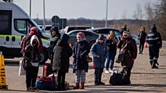 Refugiados esperando en una fila