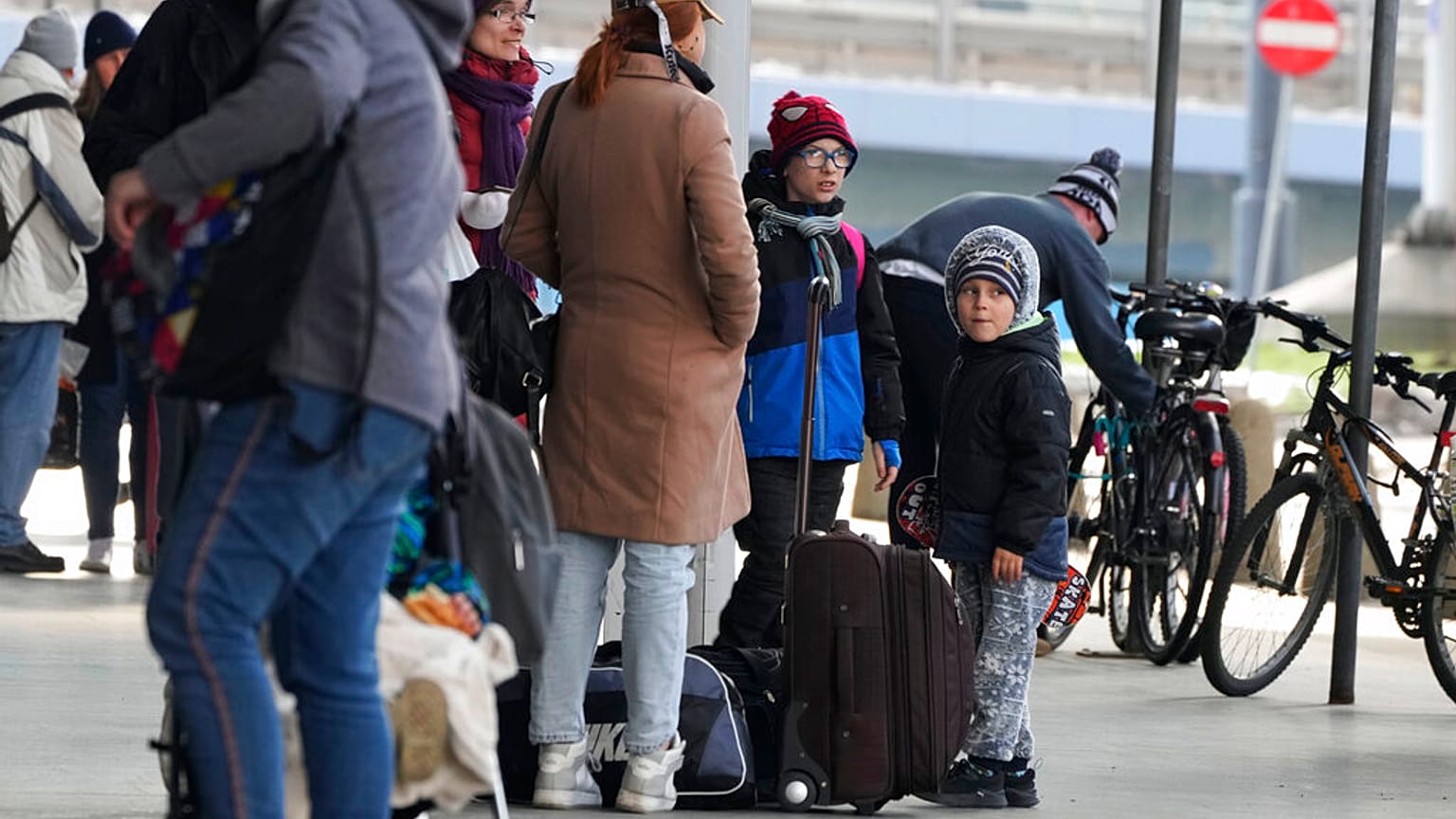 Des réfugiés ukrainiens attendent à la gare de Varsovie, en Pologne, dimanche 3 avril 2022.