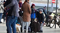 Des réfugiés ukrainiens attendent à la gare de Varsovie, en Pologne, dimanche 3 avril 2022.