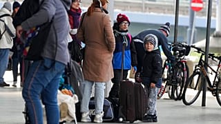 Des réfugiés ukrainiens attendent à la gare de Varsovie, en Pologne, dimanche 3 avril 2022.