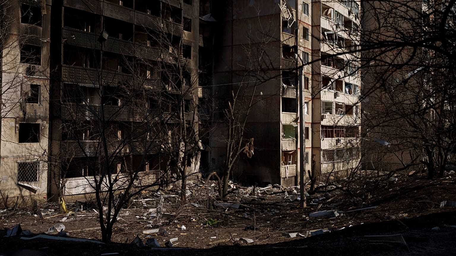 Zerstörtes Wohngebäude in Charkiw in der Ukraine