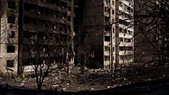 Zerstörtes Wohngebäude in Charkiw in der Ukraine