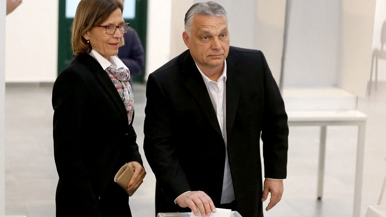 Macar Başbakan Viktor Orban parlamento seçimlerinde oyunu sandığa atarken