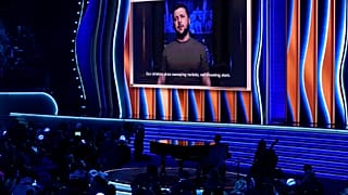 L'intervention enregistrée du président ukrainien Volodymyr Zelensky projetée lors du gala des Grammy awards le 3 avril 2022.