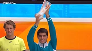 Carlos Alcaraz alza el títuto