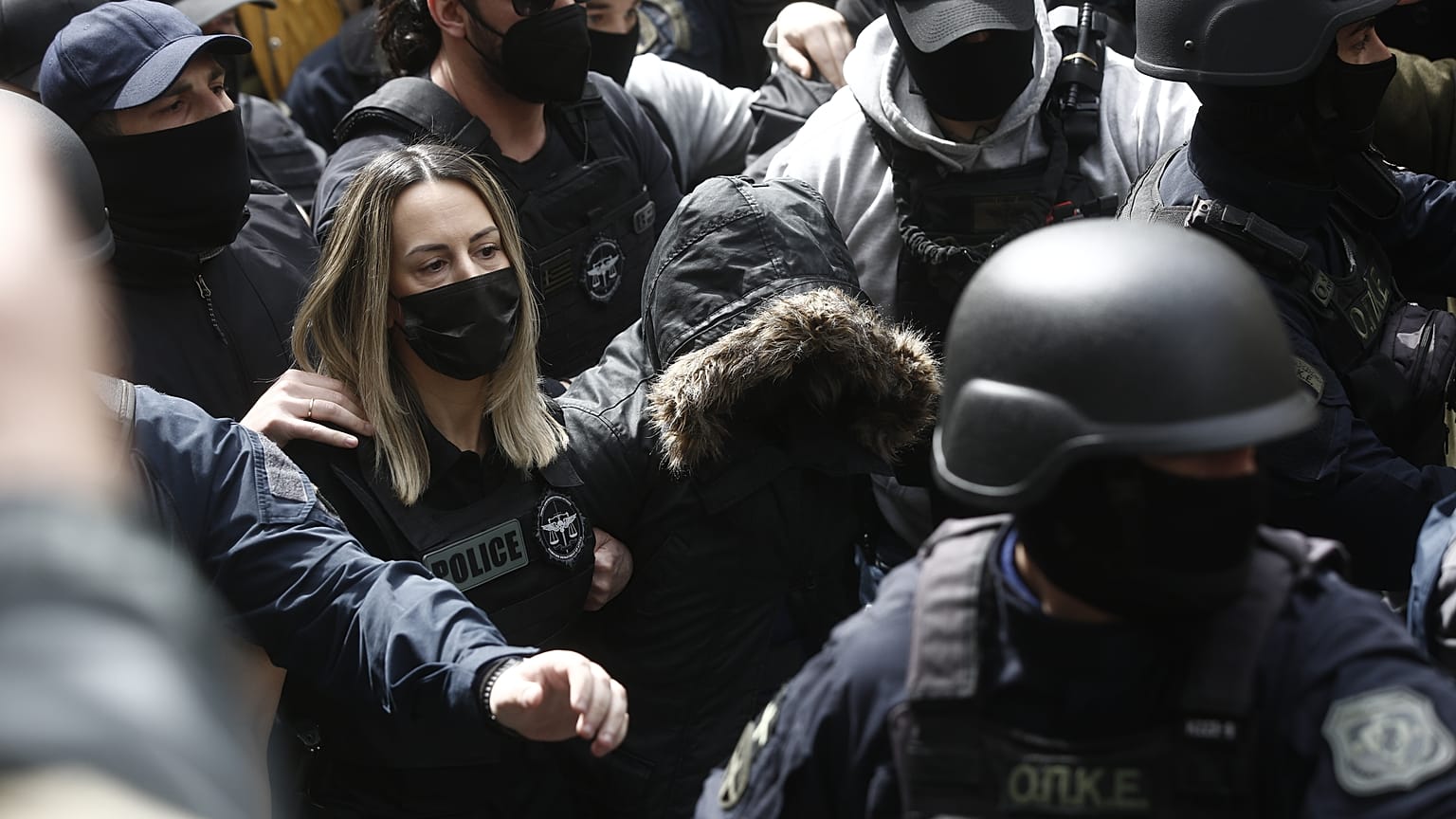 Στην ανακρίτρια οδηγείται συνοδεία ισχυρών αστυνομικών δυνάμεων η κατηγορούμενη για την δολοφονία της 9χρονης κόρης της Τζωρτζίνας